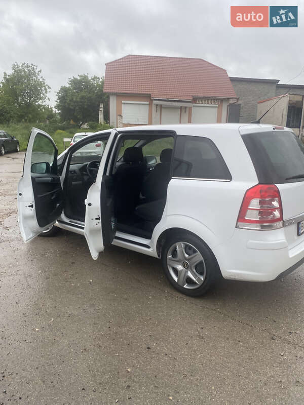 Минивэн Opel Zafira 2010 в Шумске