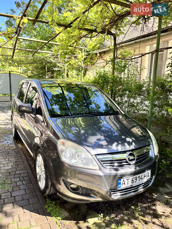 Минивэн Opel Zafira 2009 в Ивано-Франковске