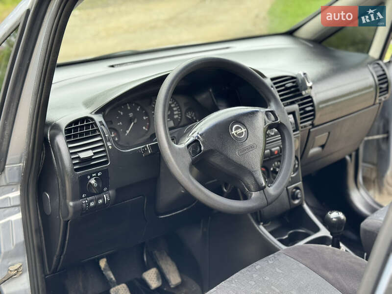 Мінівен Opel Zafira 2000 в Чернігові