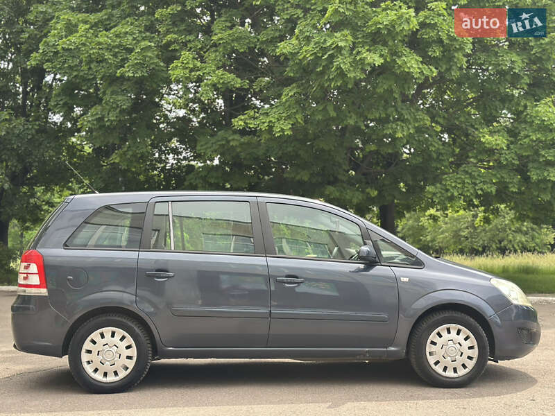 Минивэн Opel Zafira 2008 в Ровно
