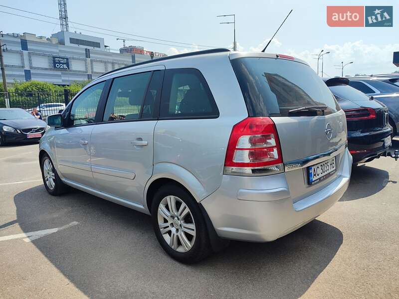 Минивэн Opel Zafira 2011 в Киеве