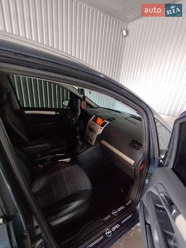 Минивэн Opel Zafira 2008 в Баре