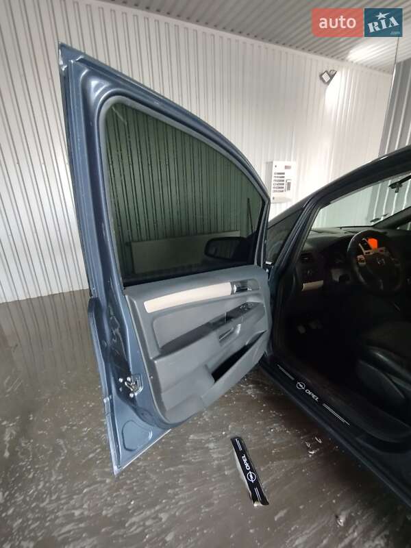 Минивэн Opel Zafira 2008 в Баре