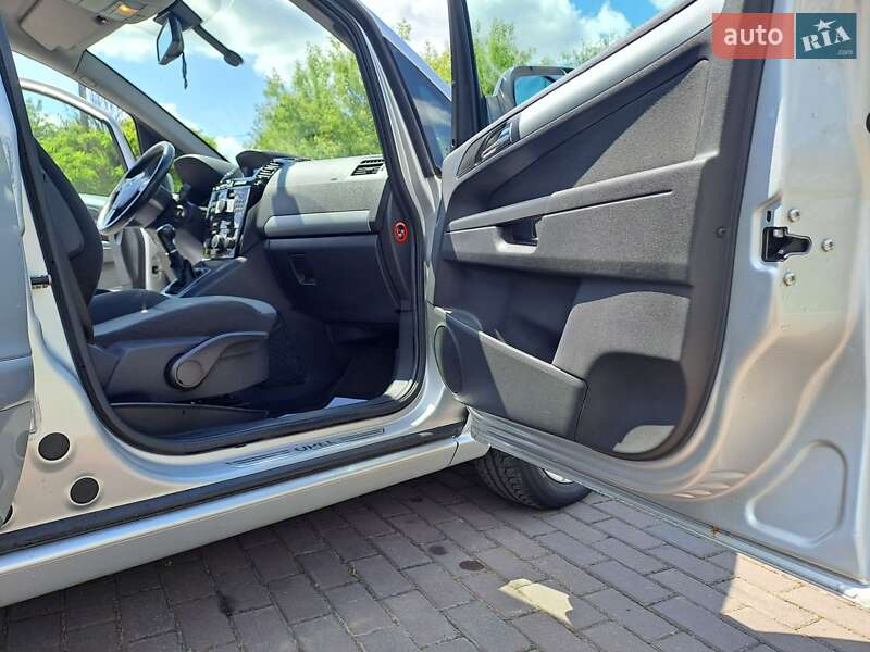 Мінівен Opel Zafira 2010 в Луцьку