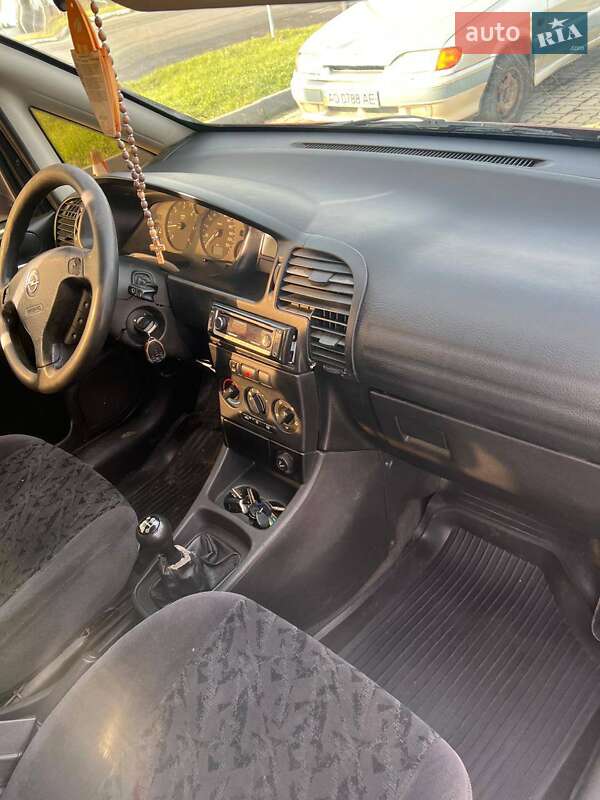 Мінівен Opel Zafira 2000 в Ужгороді