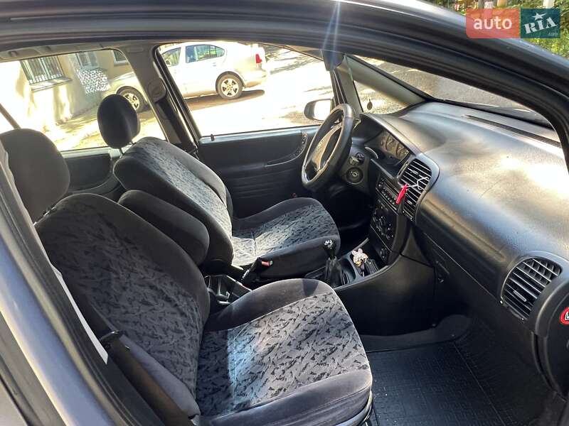 Минивэн Opel Zafira 2002 в Черновцах