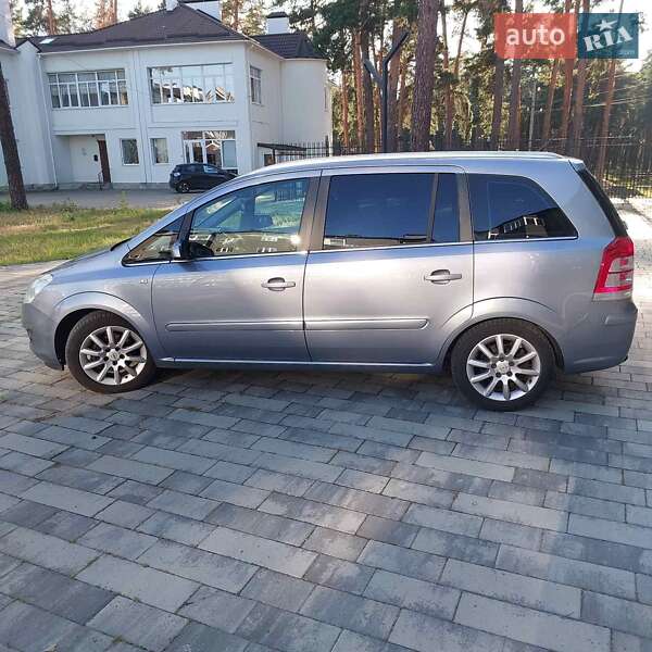 Минивэн Opel Zafira 2009 в Ахтырке