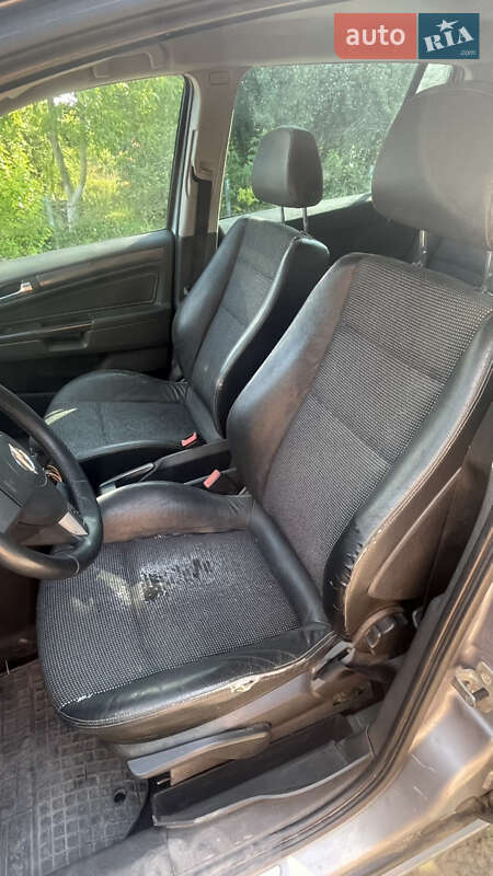 Минивэн Opel Zafira 2005 в Остроге