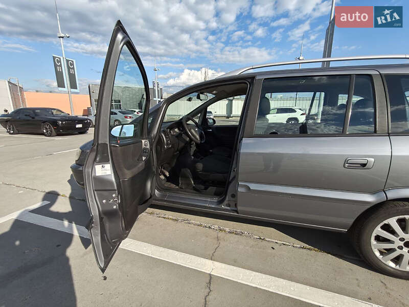 Минивэн Opel Zafira 2004 в Киеве