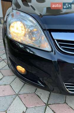 Минивэн Opel Zafira 2010 в 