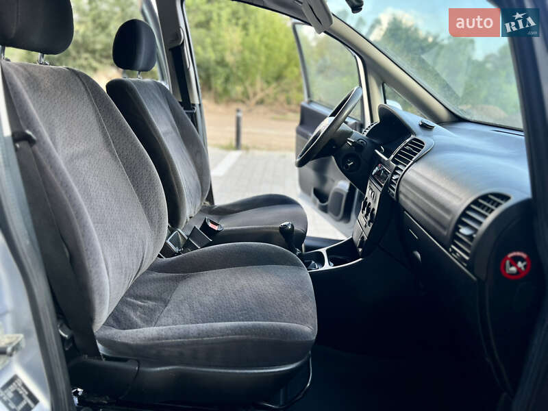 Минивэн Opel Zafira 2002 в Ивано-Франковске