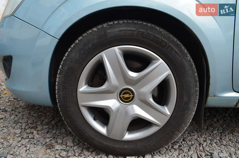 Минивэн Opel Zafira 2010 в Киеве