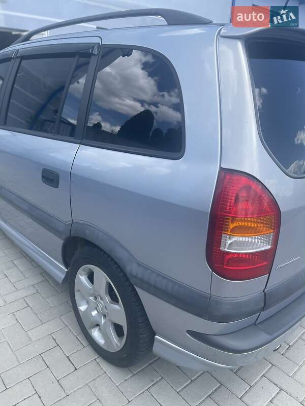 Минивэн Opel Zafira 2002 в Тысменице
