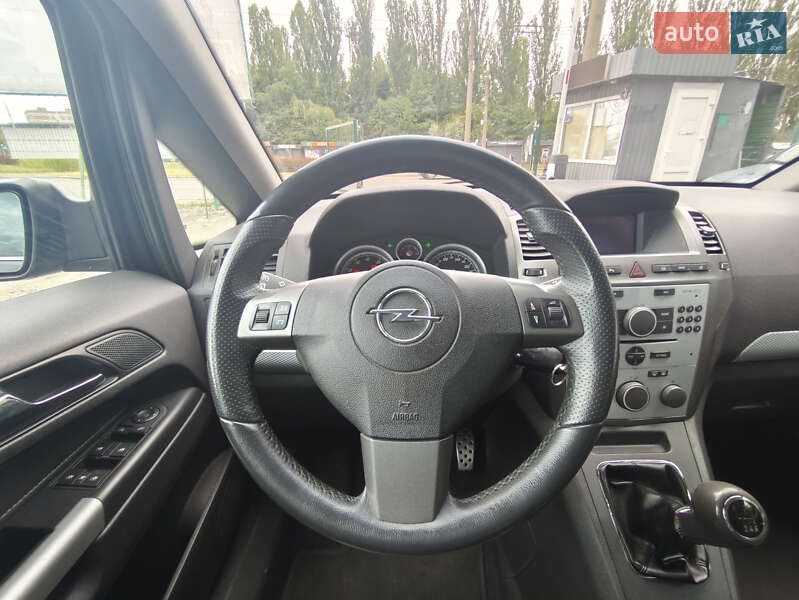 Минивэн Opel Zafira 2005 в Киеве