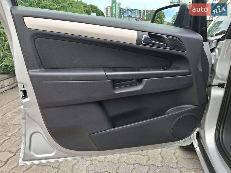 Минивэн Opel Zafira 2009 в Луцке
