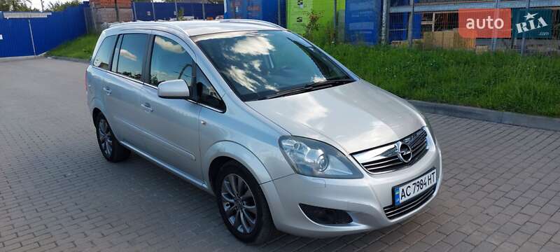 Минивэн Opel Zafira 2011 в Нововолынске