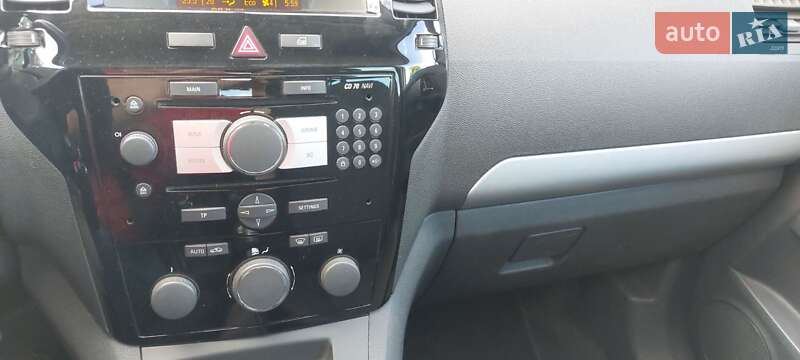 Минивэн Opel Zafira 2011 в Нововолынске