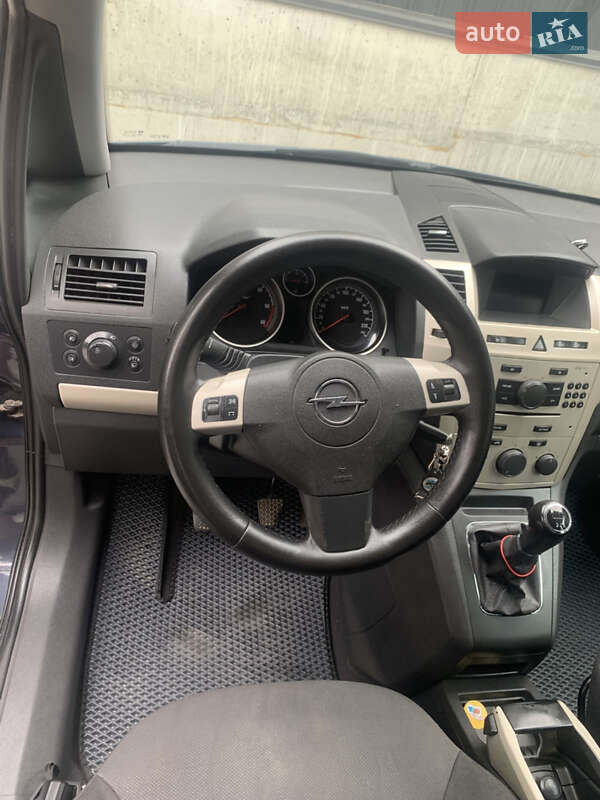 Минивэн Opel Zafira 2008 в Луцке