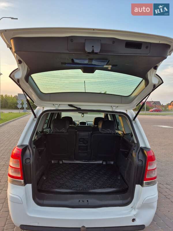 Минивэн Opel Zafira 2012 в Городке