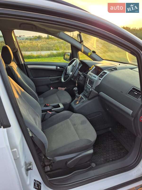 Минивэн Opel Zafira 2012 в Городке