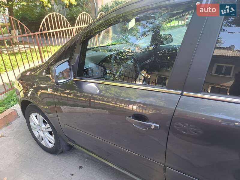 Минивэн Opel Zafira 2010 в Ивано-Франковске