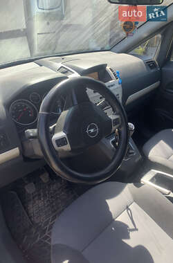 Минивэн Opel Zafira 2008 в Цумани