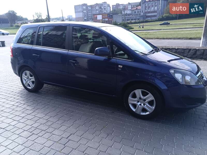Минивэн Opel Zafira 2010 в Хмельницком
