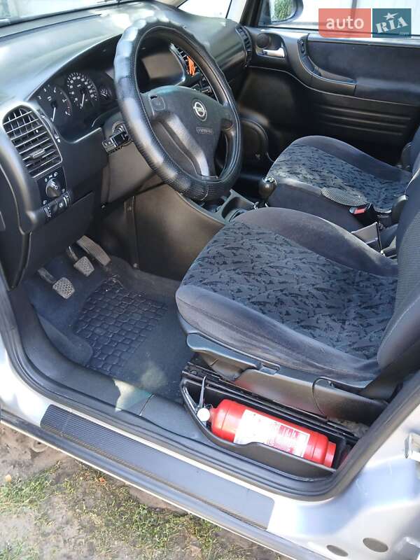 Мінівен Opel Zafira 2002 в Сновську
