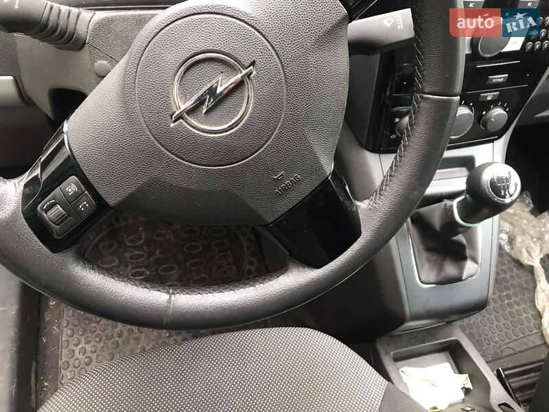 Мінівен Opel Zafira 2010 в Снятині