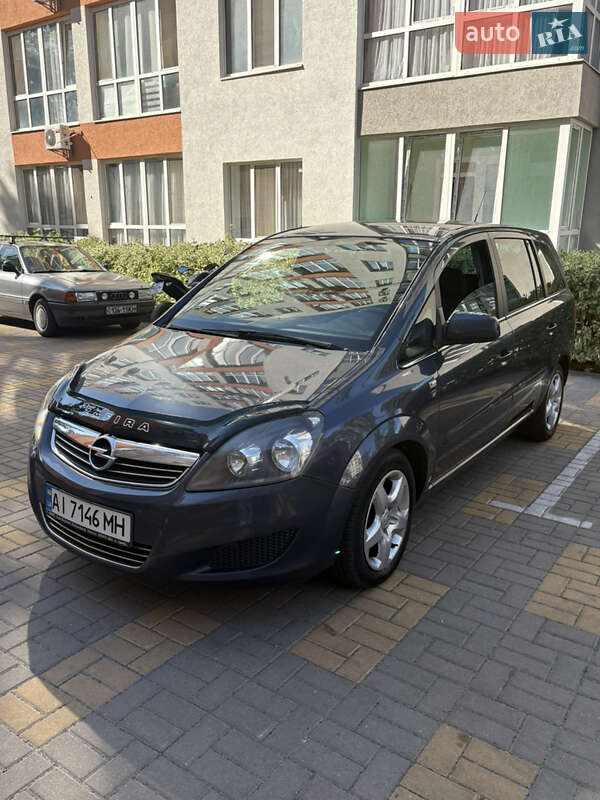 Минивэн Opel Zafira 2010 в 