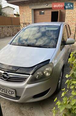 Минивэн Opel Zafira 2010 в 