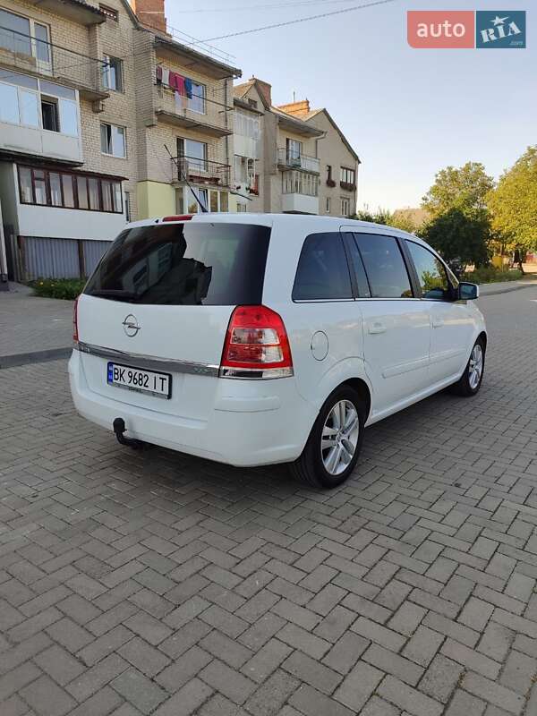 Минивэн Opel Zafira 2011 в Дубно