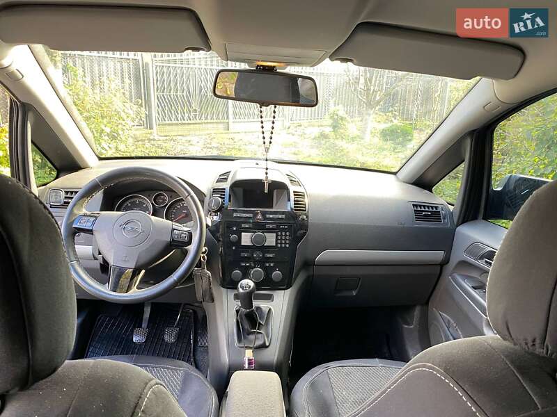 Минивэн Opel Zafira 2010 в Рудки