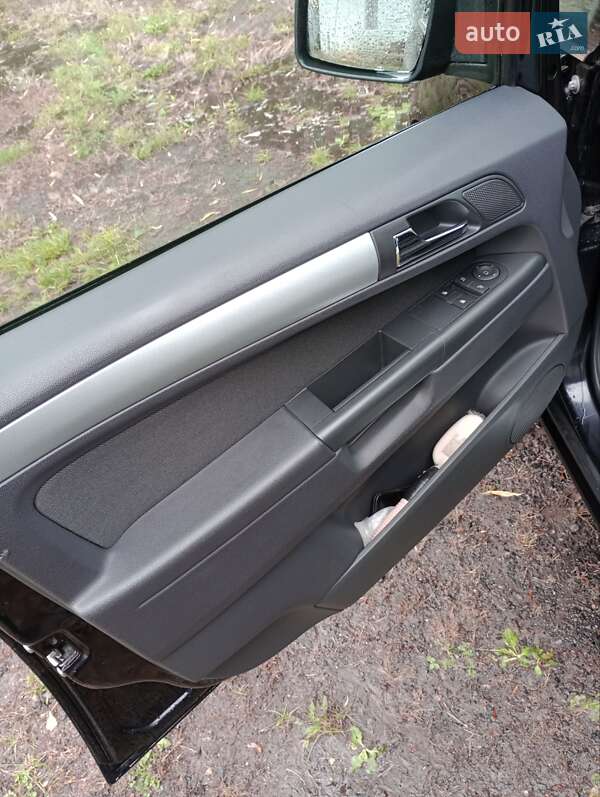 Минивэн Opel Zafira 2010 в Остер