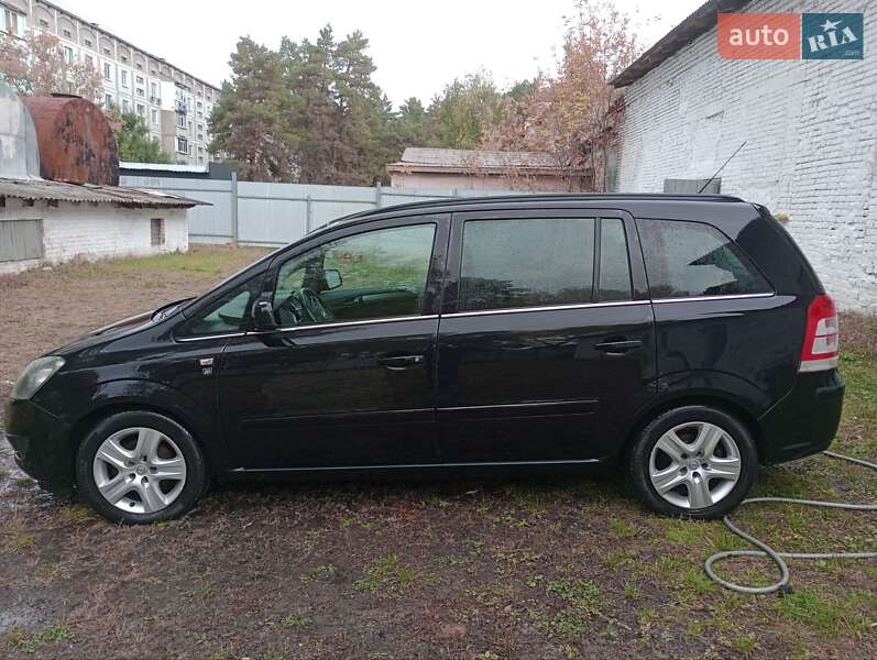 Минивэн Opel Zafira 2010 в Остер