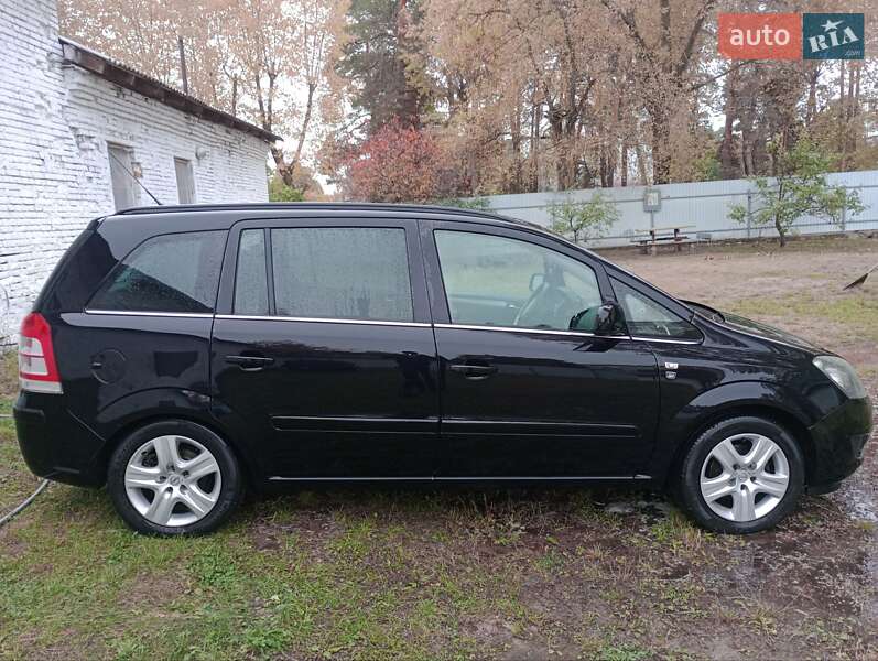 Минивэн Opel Zafira 2010 в Остер