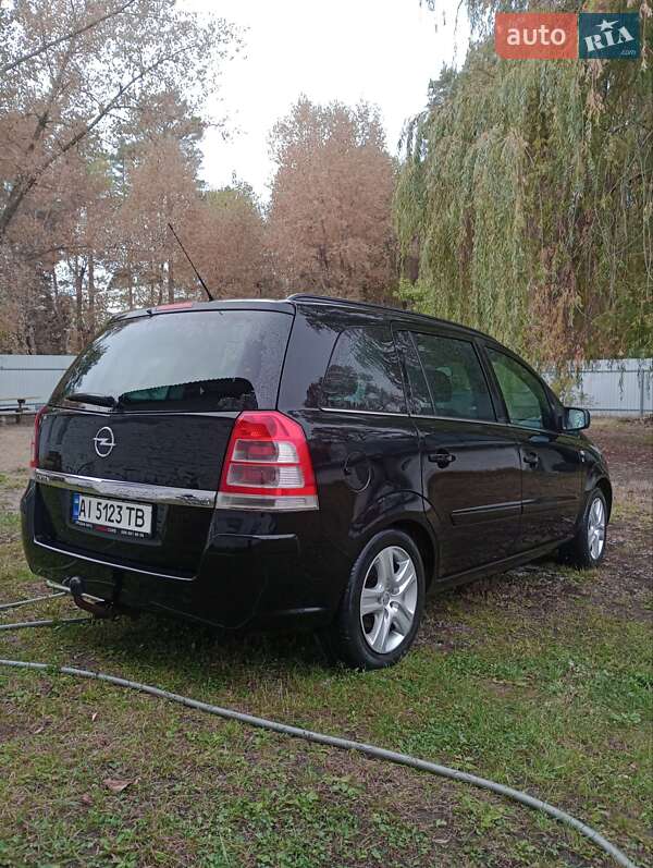 Минивэн Opel Zafira 2010 в Остер