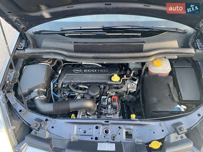 Мінівен Opel Zafira 2010 в Ромнах