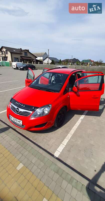Минивэн Opel Zafira 2012 в Вараше