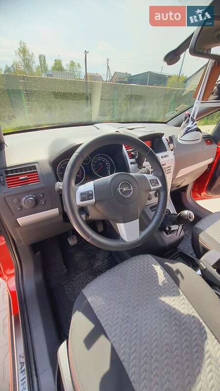 Минивэн Opel Zafira 2012 в Вараше