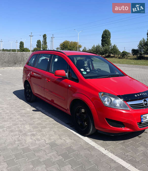 Минивэн Opel Zafira 2012 в Вараше