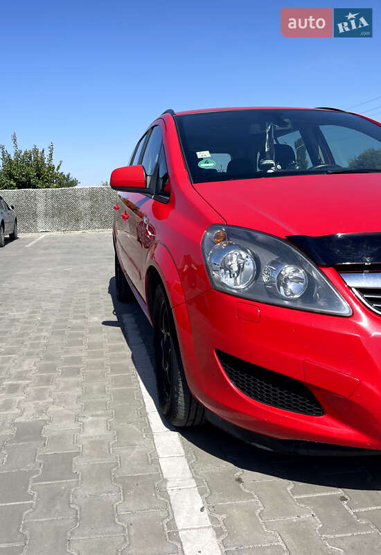 Минивэн Opel Zafira 2012 в Вараше