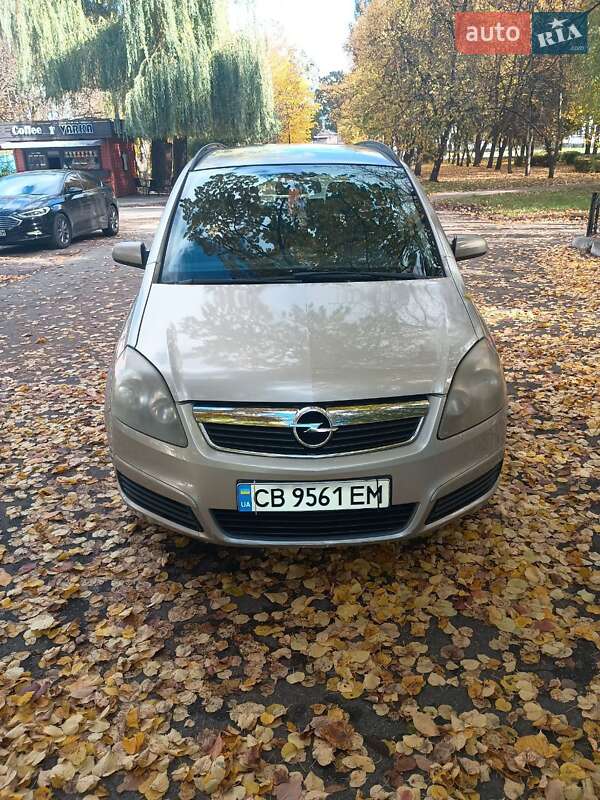 Минивэн Opel Zafira 2005 в  фото Минивэн Opel Zafira 2005 в