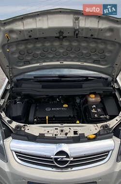 Минивэн Opel Zafira 2010 в 