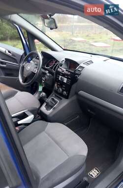 Минивэн Opel Zafira 2010 в 