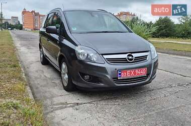 Минивэн Opel Zafira 2011 в Вараше