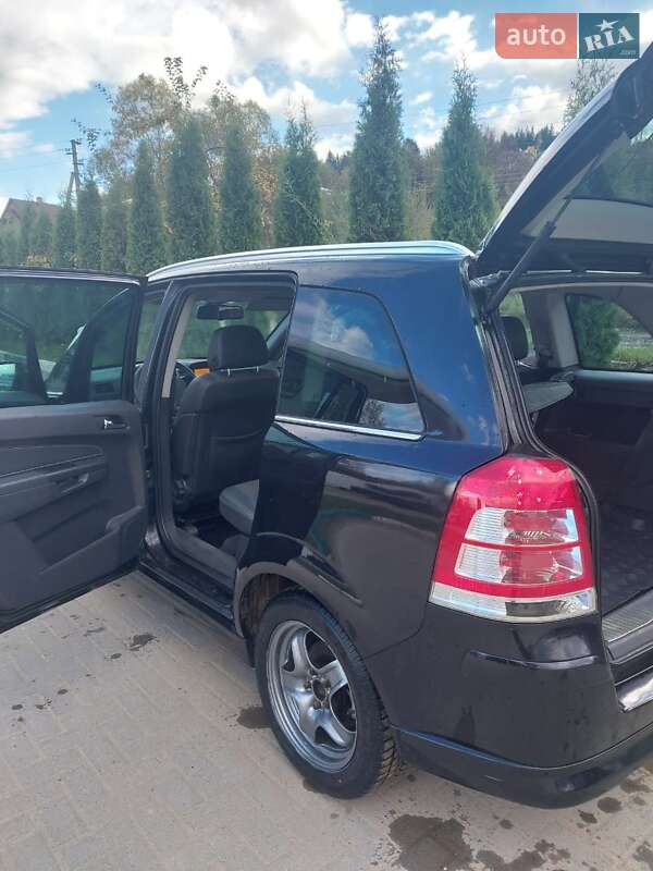 Минивэн Opel Zafira 2010 в Путиле