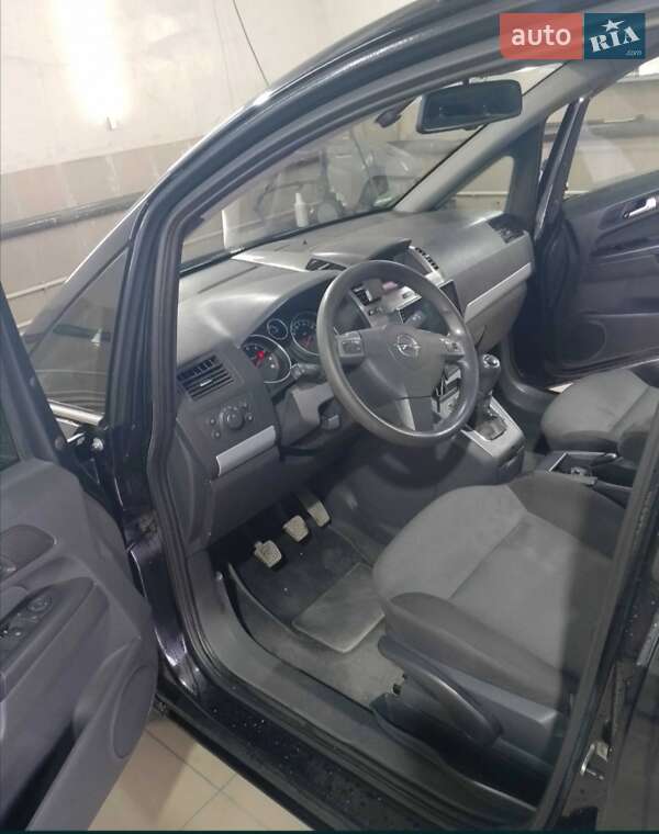 Минивэн Opel Zafira 2005 в Вольногорске