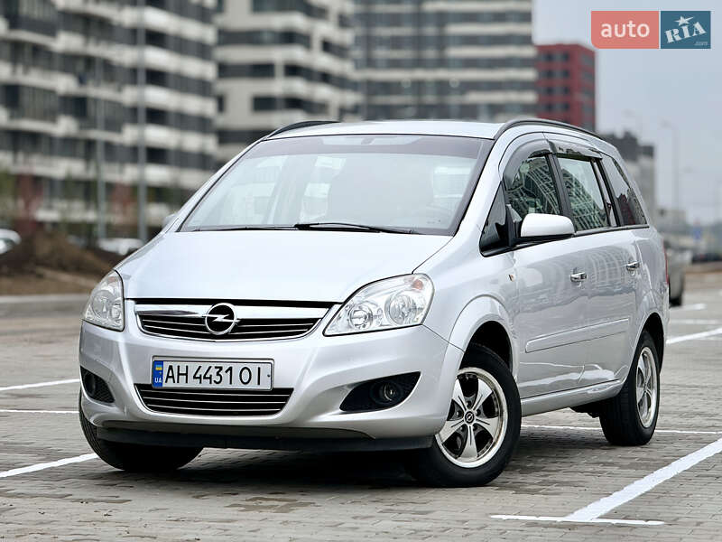Минивэн Opel Zafira 2008 в Киеве