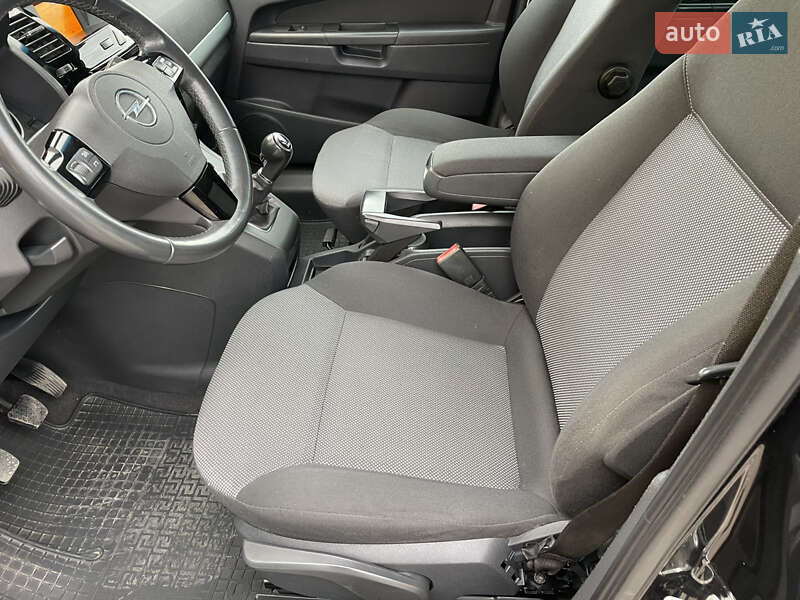 Минивэн Opel Zafira 2011 в Староконстантинове